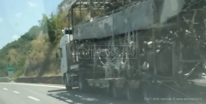 Pullman in fiamme in autostrada, traffico in tilt