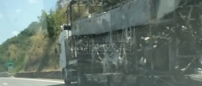 Pullman in fiamme in autostrada, traffico in tilt
