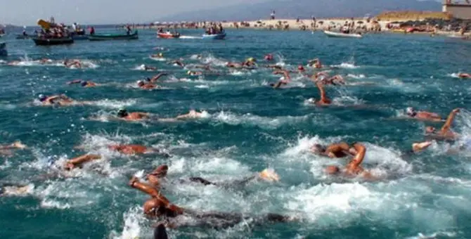 Traversata solidale dello Stretto, in acqua anche tre atleti di Praia