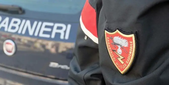 Papà orco abusa sessualmente del figlio 15enne, arrestato