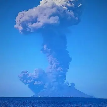 Eruzione dello Stromboli, allerta tsunami rientrata in Calabria