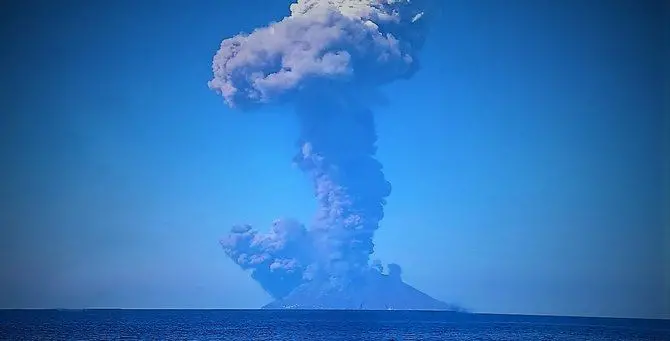 Eruzione dello Stromboli, allerta tsunami rientrata in Calabria