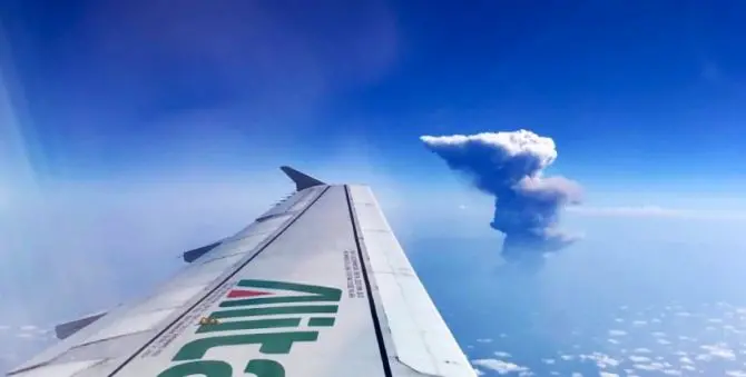 Eruzione Stromboli, dalla Calabria soccorsi per spegnere focolai e aiutare residenti