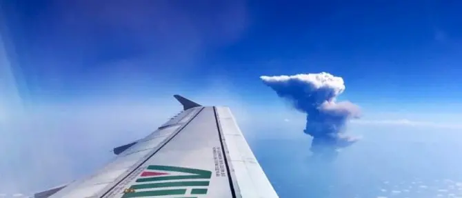 Eruzione Stromboli, dalla Calabria soccorsi per spegnere focolai e aiutare residenti