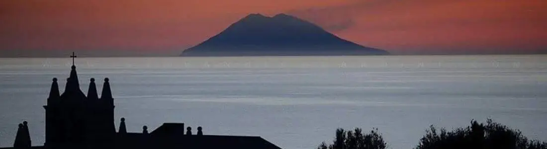 Stromboli, il vulcano che guarda Tropea. I racconti di chi è scappato dall’eruzione