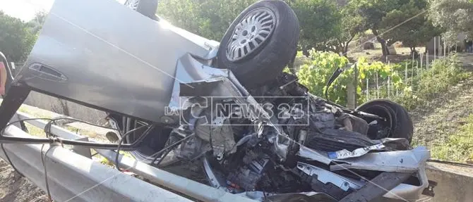 Nuovo scontro sulla statale 106, due feriti incastrati nei mezzi