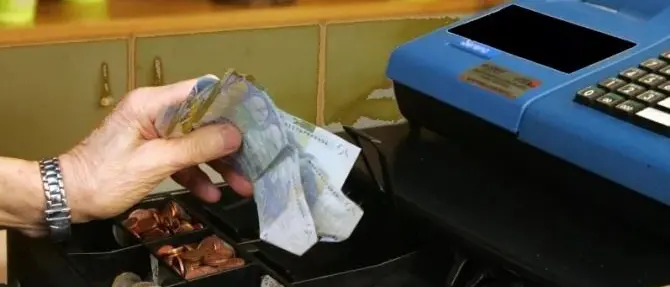 Ruba l’incasso del centro scommesse e scappa, un arresto a Crotone