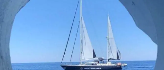 Migranti, sbarco negato a Mediterranea. Salvini: «Malta disposta ad accoglierli»