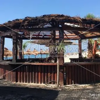 Caulonia Marina, in fiamme un lido sul lungomare: avviate le indagini