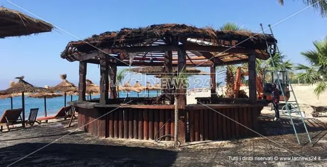 Caulonia Marina, in fiamme un lido sul lungomare: avviate le indagini