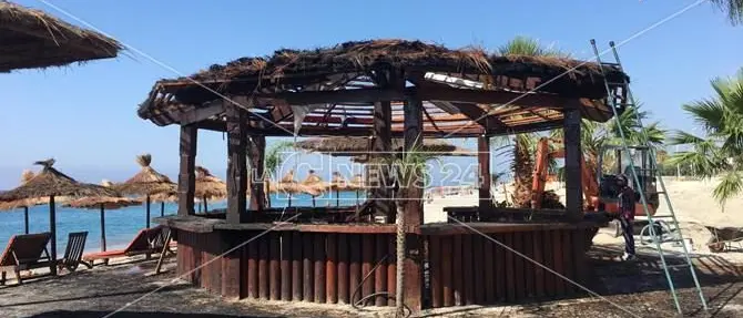 Caulonia Marina, in fiamme un lido sul lungomare: avviate le indagini