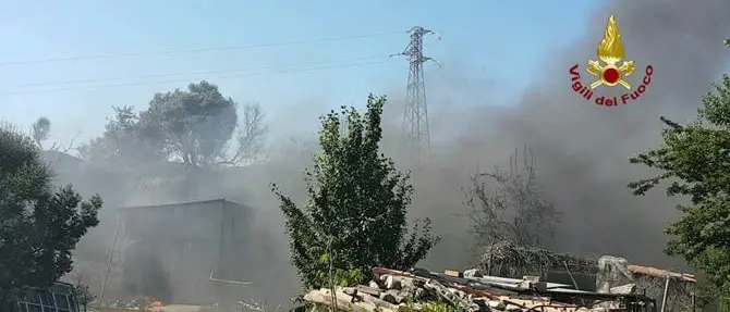 Paura a Rende, depositi commerciali in fiamme e case minacciate