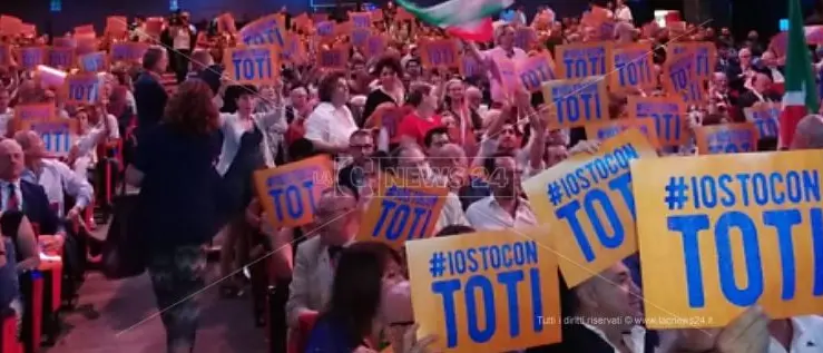 Fi, Toti verso la scissione con il plauso di 226 calabresi e dei fratelli Gentile: ecco chi c’era