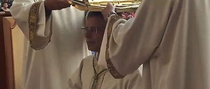 Lamezia abbraccia il nuovo vescovo, migliaia i fedeli: «Qui con umiltà»