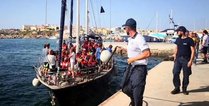 Alex, migranti sbarcati e veliero sequestrato: scontro tra ministeri