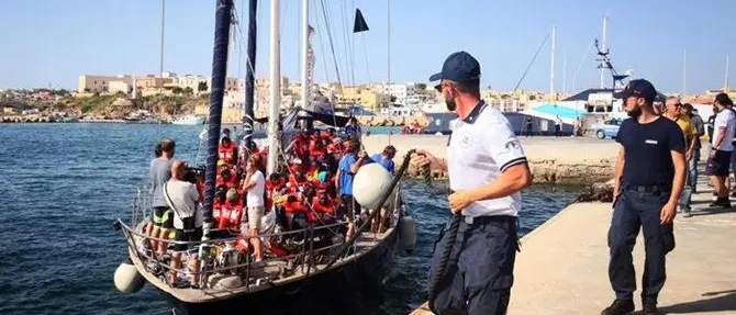 Alex, migranti sbarcati e veliero sequestrato: scontro tra ministeri