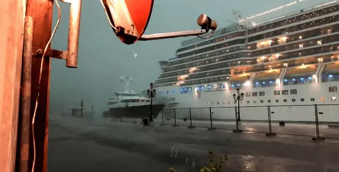 Nave Costa sbanda e rischia la collisione a Venezia: ecco il video