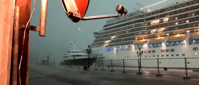Nave Costa sbanda e rischia la collisione a Venezia: ecco il video