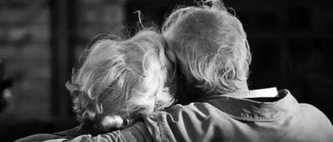 Chiama i soccorsi per il marito colto da infarto, poi muore anche lei