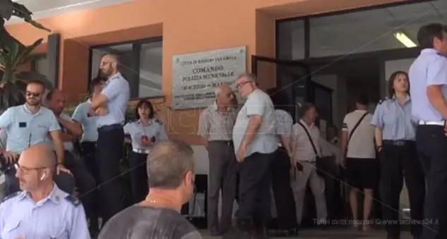 Uffici roventi senza condizionatori, i vigili di Reggio incrociano le braccia
