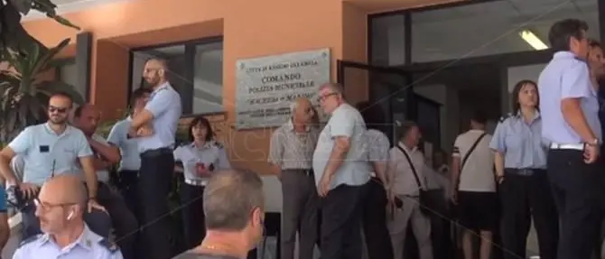 Uffici roventi senza condizionatori, i vigili di Reggio incrociano le braccia