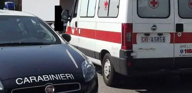 Prende l’auto del padre e si schianta contro un palo, grave 17enne