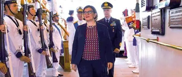 Migranti, ancora alta tensione fra Difesa e Interno. Confiscato veliero Alex