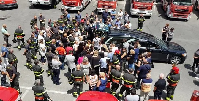 «Il ritratto di un comune vigile del fuoco. Buon viaggio Peppe»