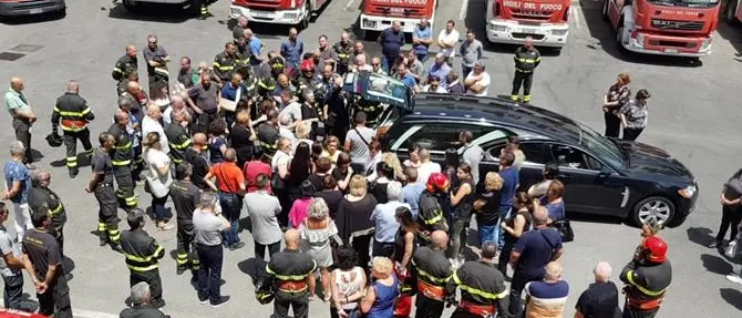 «Il ritratto di un comune vigile del fuoco. Buon viaggio Peppe»