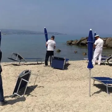 Ombrelloni e lettini abusivi, scatta il sequestro a Pizzo