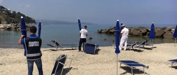 Ombrelloni e lettini abusivi, scatta il sequestro a Pizzo