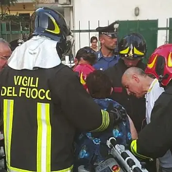 A fuoco un magazzino nel cuore di Corigliano Scalo, paura per i residenti