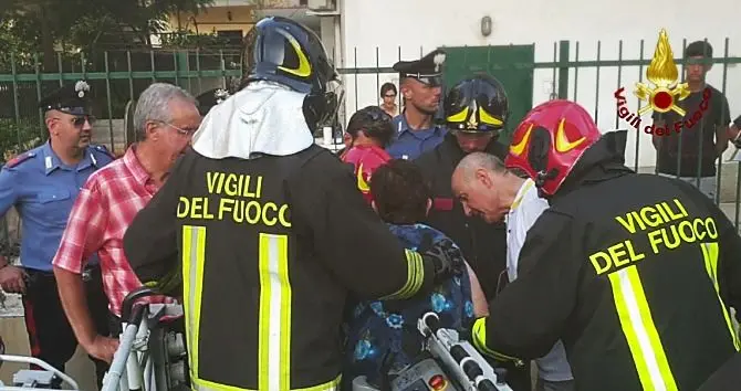 A fuoco un magazzino nel cuore di Corigliano Scalo, paura per i residenti