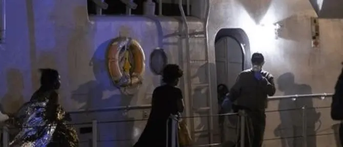 Migranti, navi militari a difesa dei porti. Intanto continuano gli sbarchi: in 47 a Pozzallo