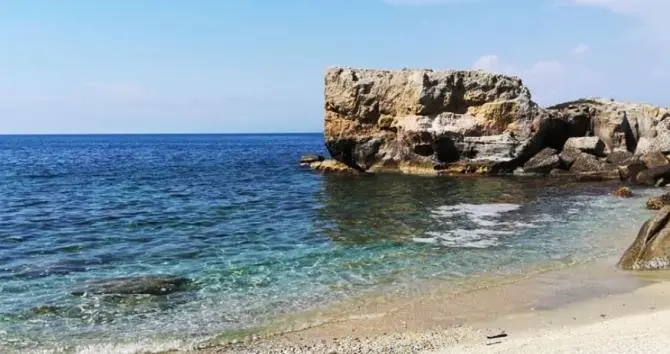 Quel mare sporco che mette a rischio la stagione turistica a Briatico