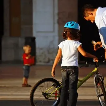 Novità per i ciclisti under 12: arriva l'obbligo di indossare il casco