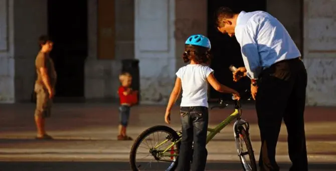 Novità per i ciclisti under 12: arriva l'obbligo di indossare il casco