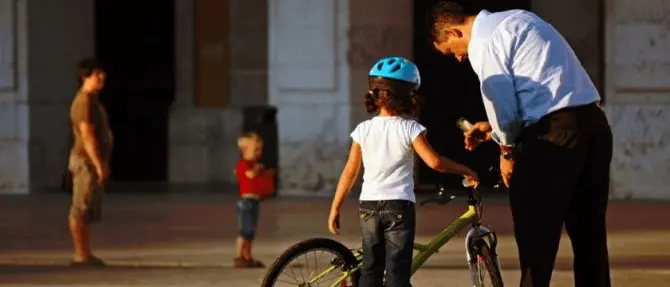 Novità per i ciclisti under 12: arriva l'obbligo di indossare il casco