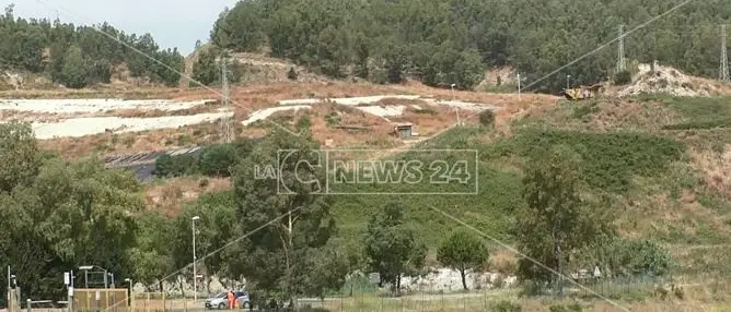 Caos rifiuti, camion bloccati agli impianti e operatori sotto il sole cocente