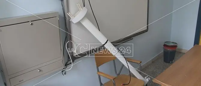 Nuova razzia in una scuola a Cosenza, i ladri tornano dopo pochi giorni