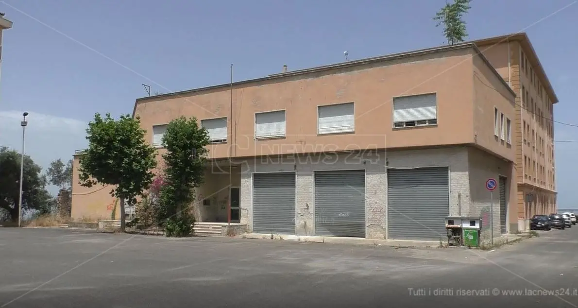 L'ex caserma dei vigili del fuoco, un edificio che cade a pezzi nel cuore di Rossano