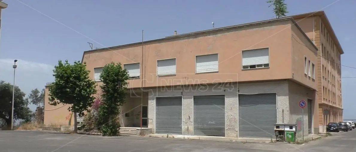 L'ex caserma dei vigili del fuoco, un edificio che cade a pezzi nel cuore di Rossano