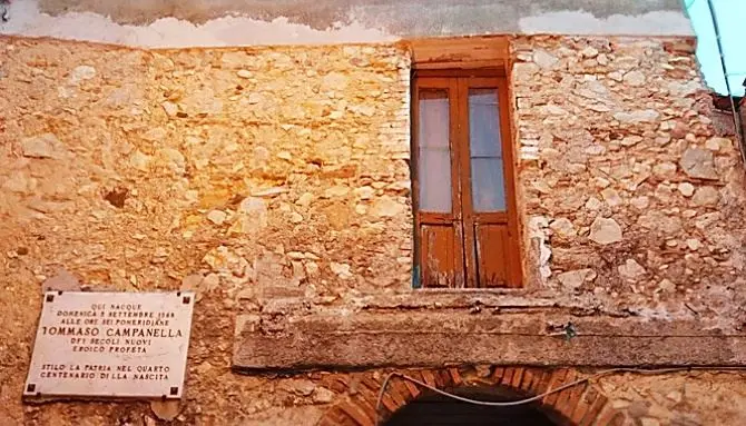 Abbattuto balcone abusivo sull’ingresso della casa del filosofo Campanella