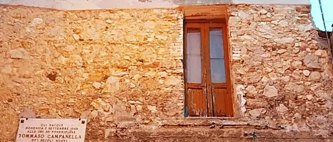 Abbattuto balcone abusivo sull’ingresso della casa del filosofo Campanella