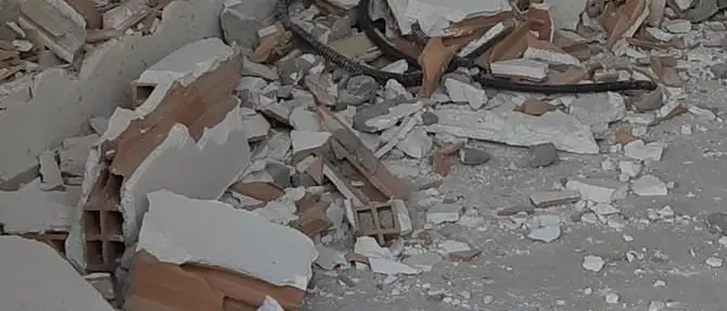 Con mazze e martelli devastano un bene confiscato alla 'ndrangheta