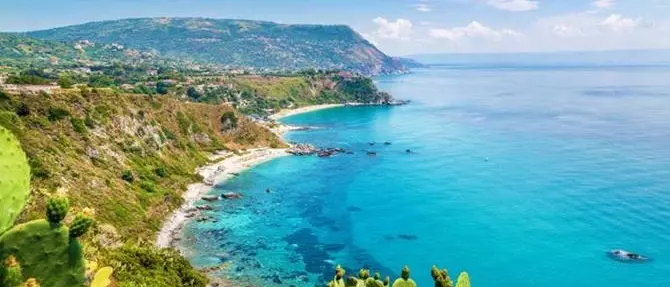 Balneazione in Calabria, dalle acque eccellenti alle interdizioni: ecco il report