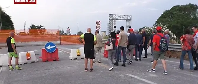 La marcia dei sindacati sul ponte Allaro: «Serve lavoro non assistenza»
