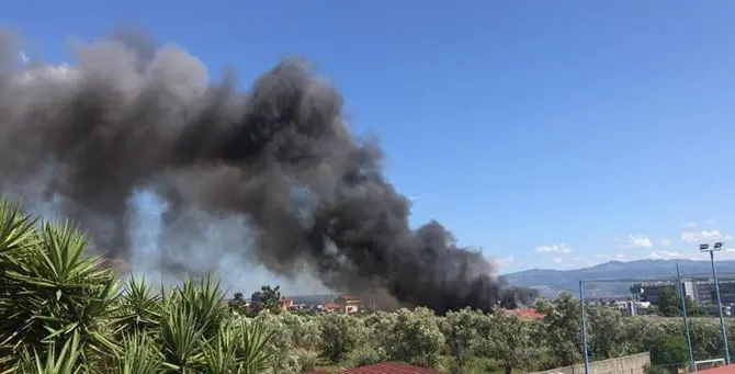 Nuovi roghi al campo rom di Scordovillo “avvelenano” Lamezia
