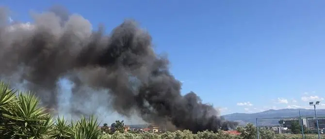 Nuovi roghi al campo rom di Scordovillo “avvelenano” Lamezia