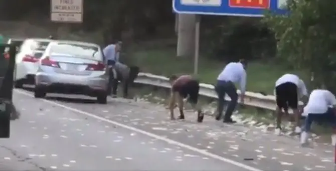 Usa, piovono soldi in autostrada: automobilisti in coda per raccoglierli